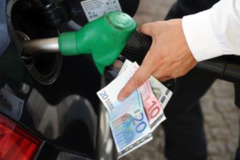 Carburante, prezzi benzina e diesel: prosegue il calo