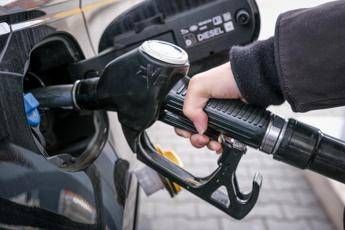 Carburanti, effetto accise: diesel torna sopra i due euro al litro