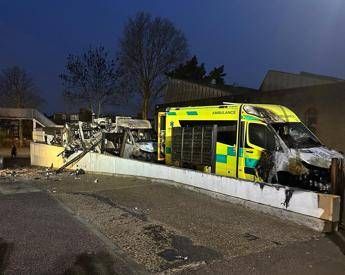 Londra, date alle fiamme ambulanze di organizzazione ebraica. Starmer: “Sconvolgente incendio a sfondo antisemita”