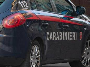 Procida, aggredisce la dirigente scolastica dopo aver registrato riunione di nascosto: arrestato un 47enne