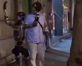 Robot ‘stalker’ segue e molesta donna di 70 anni a Macau: l’episodio diventa virale