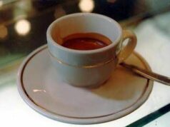 Ti porti la tazzina al bar? Il caffè costa solo 50 centesimi