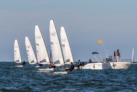 Vela, Porto Rotondo apre la stagione internazionale Open Skiff: in Sardegna la prima tappa dell’Eurochallenge 2026 Vela