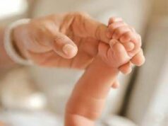 Bimba di 10 mesi muore in auto negli Stati Uniti: dimenticata per 8 ore dalla nonna che era andata a lavoro