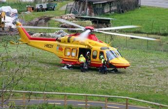 Cammina sul ciglio della strada e precipita in un dirupo, morta 58enne in Trentino