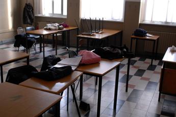 “Dammi le sigarette o sparo”, studente punta la pistola contro un professore