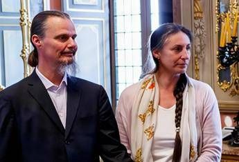 Famiglia nel bosco, lo psichiatra e perito: “Rientro a tappe bimbi unica strada percorribile”