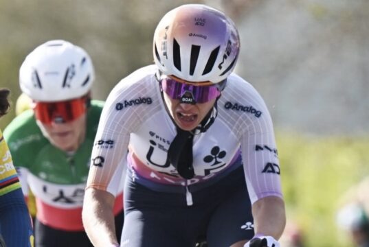 Demi Vollering vince il Giro delle Fiandre, top ten per Silvia Persico