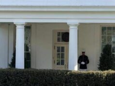 Il giallo del ricovero di Trump, il presidente Usa lontano dall’occhio pubblico: “Al lavoro per gli americani”