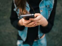 In Uk divieto totale dei social per i minori di 16 anni, l’annuncio di Starmer