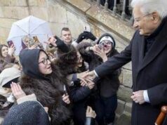 Mattarella a Praga, i ragazzi entusiasti lo salutano con l’Inno di Mameli