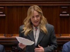 Meloni frena l’applauso in Aula durante l’informativa: “E’ ancora lunga, regà”. Poi punzecchia le opposizioni