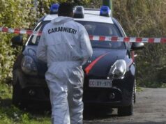Milano, 41enne trovato morto in casa a Corsico: sul corpo segni di violenza