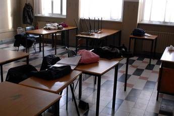 Pisa, 12enne ferita con le forbici da coetanea: aggressione nei bagni della scuola