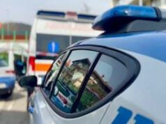 Tenta di strangolare la compagna, vittima è in diretta social: salvata dalle amiche