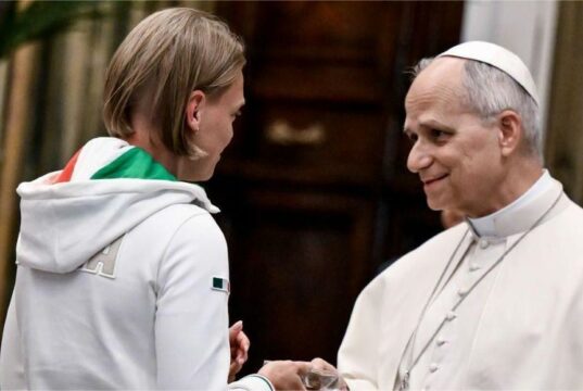 Arianna Fontana e Michela Moioli incontrano Papa Leone XIV con i campioni di Milano-Cortina 2026 Papa Leone XIV
