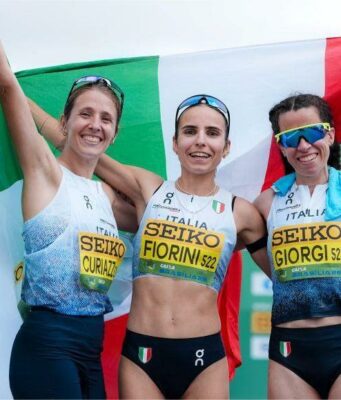Mondiali di marcia a squadre: Federica Curiazzi conquista l’argento con l’Italia nella maratona Mondiali di marcia a squadre