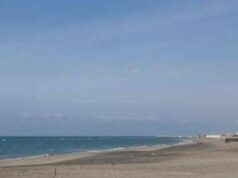 Cadavere sul bagnasciuga a Ostia, indagini in corso