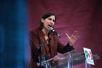 Consigliera Lega evoca i fatti di Modena al comizio Pd, sospesa dal partito. Meloni: “Solidarietà a Schlein”