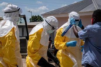 Ebola, Save the Children: “Virus avanti a velocità mai vista prima. Un morto su 4 è un bambino”
