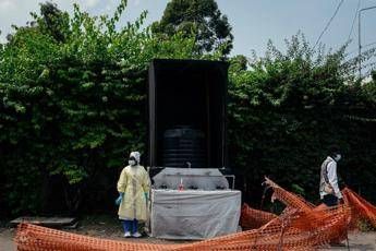 Ebola in Congo, sale il bilancio dell’epidemia: 131 morti. Il contagio si estende