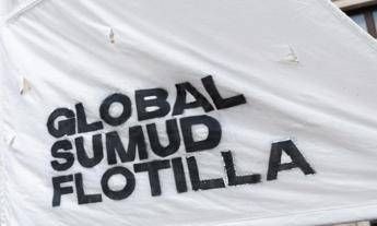 Flotilla, il racconto di un attivista italiano: “Costretti in ginocchio con armi puntate, persone prese a calci”