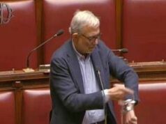 Giachetti si ammanetta al banco della Camera: “Io in Aula finché maggioranza non sblocca Vigilanza Rai”