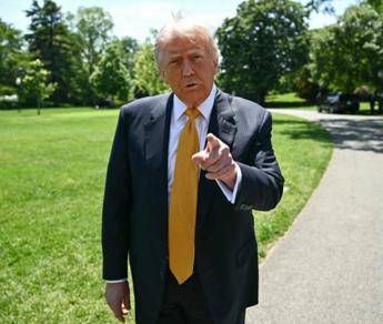 Iran-Usa, Trump frena: “Accordo vicino ma non c’è fretta”