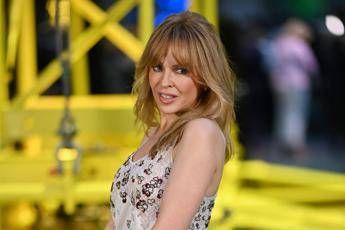 Kylie Minogue: “Il cancro al seno è ancora con me”