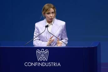 Meloni cita Virgilio all’assemblea di Confindustria: “Così si sale alle stelle”