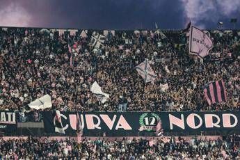Petardi in campo, rissa e ospiti scortati fuori: caos in Palermo-Catanzaro