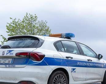 Roma, investe donna con passeggino e fugge: bimba illesa e lei ferita. Denunciato 20enne