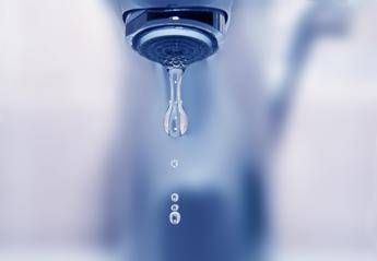 Salute, l’esperto: “Bere acqua fa bene anche ai denti e al sorriso”