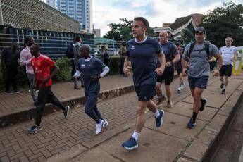Sorpresa a Nairobi: Macron corre con Kipchoge, leggenda della maratona