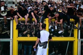 Torino-Juventus inizia con un’ora di ritardo.Gli scontri e la richiesta dei tifosi bianconeri: “Non giocate”
