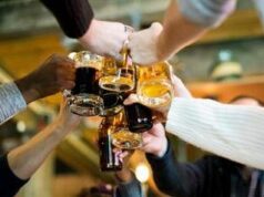 “Troppi voli dirottati a causa di passeggeri ubriachi”, Ryanair chiede di vietare l’alcol negli aeroporti al mattino