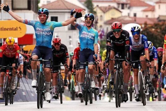 Giro d’Italia, Guillermo Thomas Silva vince a sorpresa la seconda tappa e va in maglia rosa Giro d'Italia