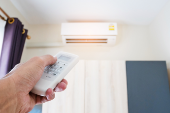 Caldo, condizionatori sempre accesi e quasi 150 euro in bolletta: 10 consigli per risparmiare