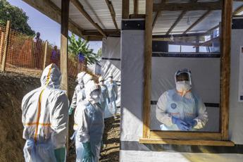 Ebola, epidemia in Congo cresce a velocità eccezionale. Oms: “3.605 casi con 1.587 morti”