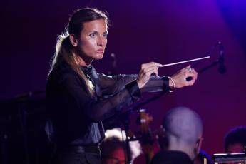 Fenice, Beatrice Venezi impugna la risoluzione del contratto: “Provvedimento nullo e discriminatorio”