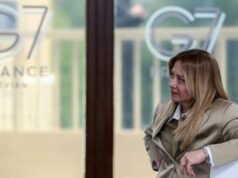 G7, Meloni in tailleur e cravatta scherza con i leader: “Consideratemi una ‘fighter'”