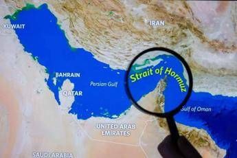 Iran, elicottero Usa precipita a Hormuz. Trump: “Accordo in due o tre giorni, poi Stretto riaprirà”