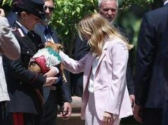 Italia-Corea, Meloni si fa foto con ‘Briciola’: cagnolina mascotte Carabinieri ‘star’ a Villa Pamphlij