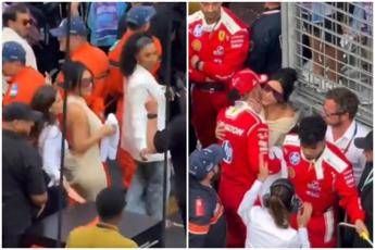 Kim Kardashian a Montecarlo, ‘ruba’ asciugamano ad Antonelli e bacia Hamilton
