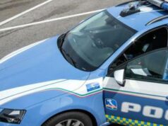 Lancia tanica di benzina su poliziotto e tenta di dargli fuoco, arrestato