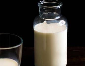 Latte crudo, nuove infezioni tra gli ‘adepti’. Bassetti: “Va vietato”
