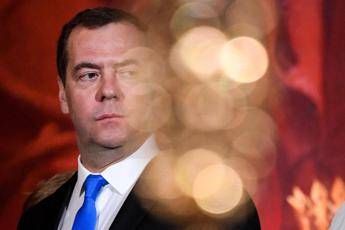 Medvedev mette nel tritacarte Merz, von der Leyen e Starmer: “Nessuno ferma la Russia”