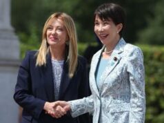 Meloni accoglie premier giapponese a Roma: l’abbraccio con Sanae Takaichi