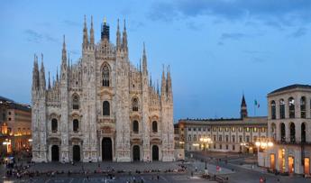 Milano, la denuncia di una 31enne: “Abusi da uno sconosciuto nel bagno di un locale”