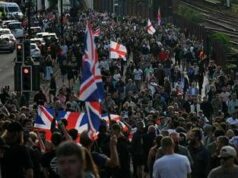 “Non respiro”, polizia non crede a 18enne accoltellato a morte: caso scuote la politica, proteste in Gb